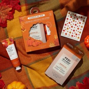 VOESH LIMITED EDITION PUMPKIN PIE DUO 4 Step Pedi Kit +Hand Cream+ Nail Stickers